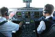 modernes Cockpit der Embraer 195 (Foto: Martin Schmitz)